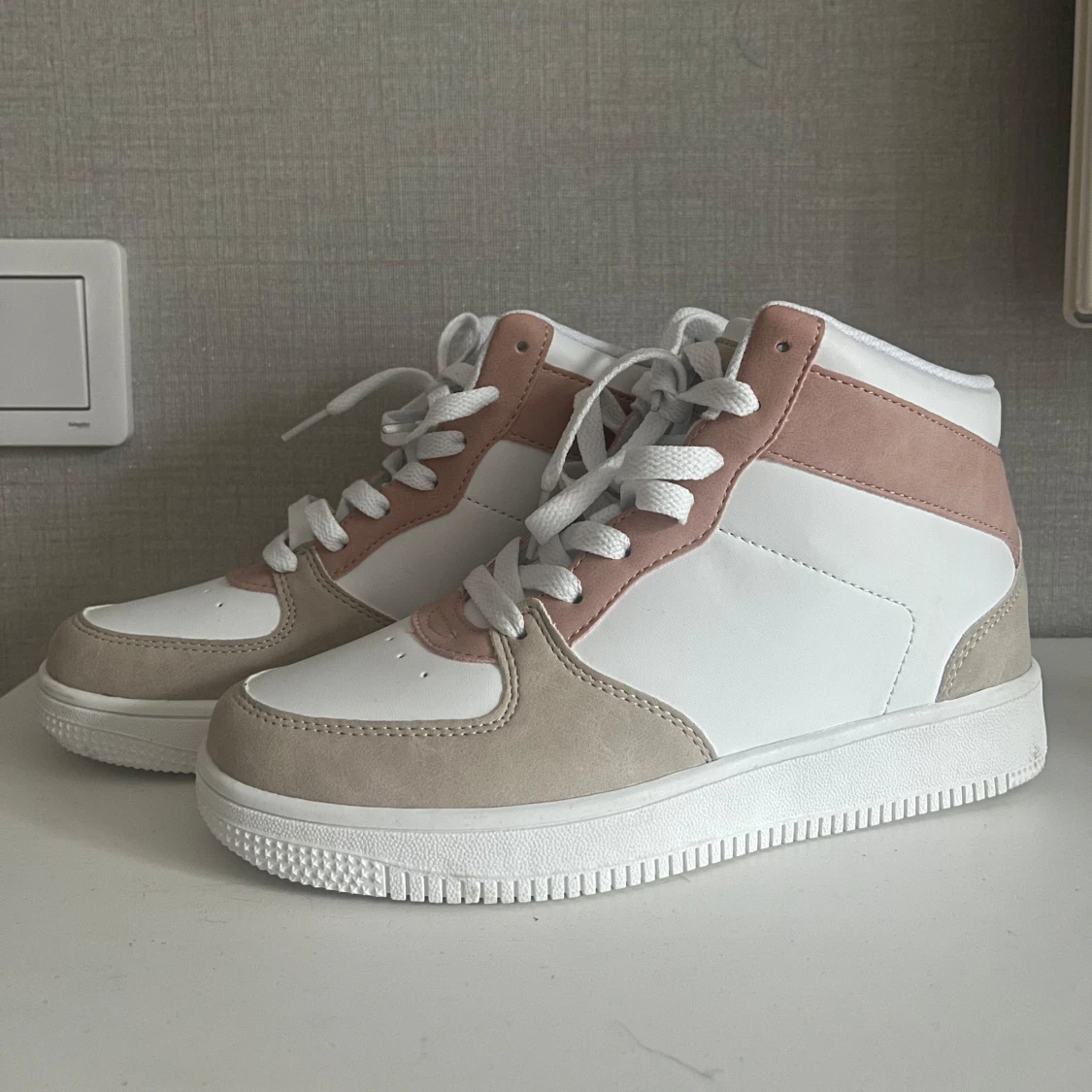 Vita och beige sneakers med rosa detaljer - 3