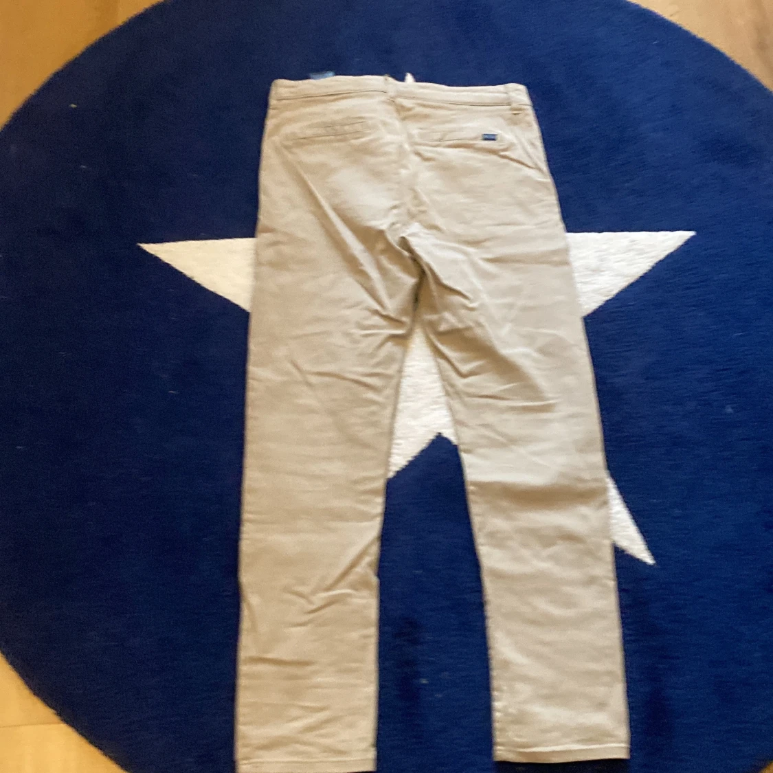 Beige skinny chinos från H&M - 1