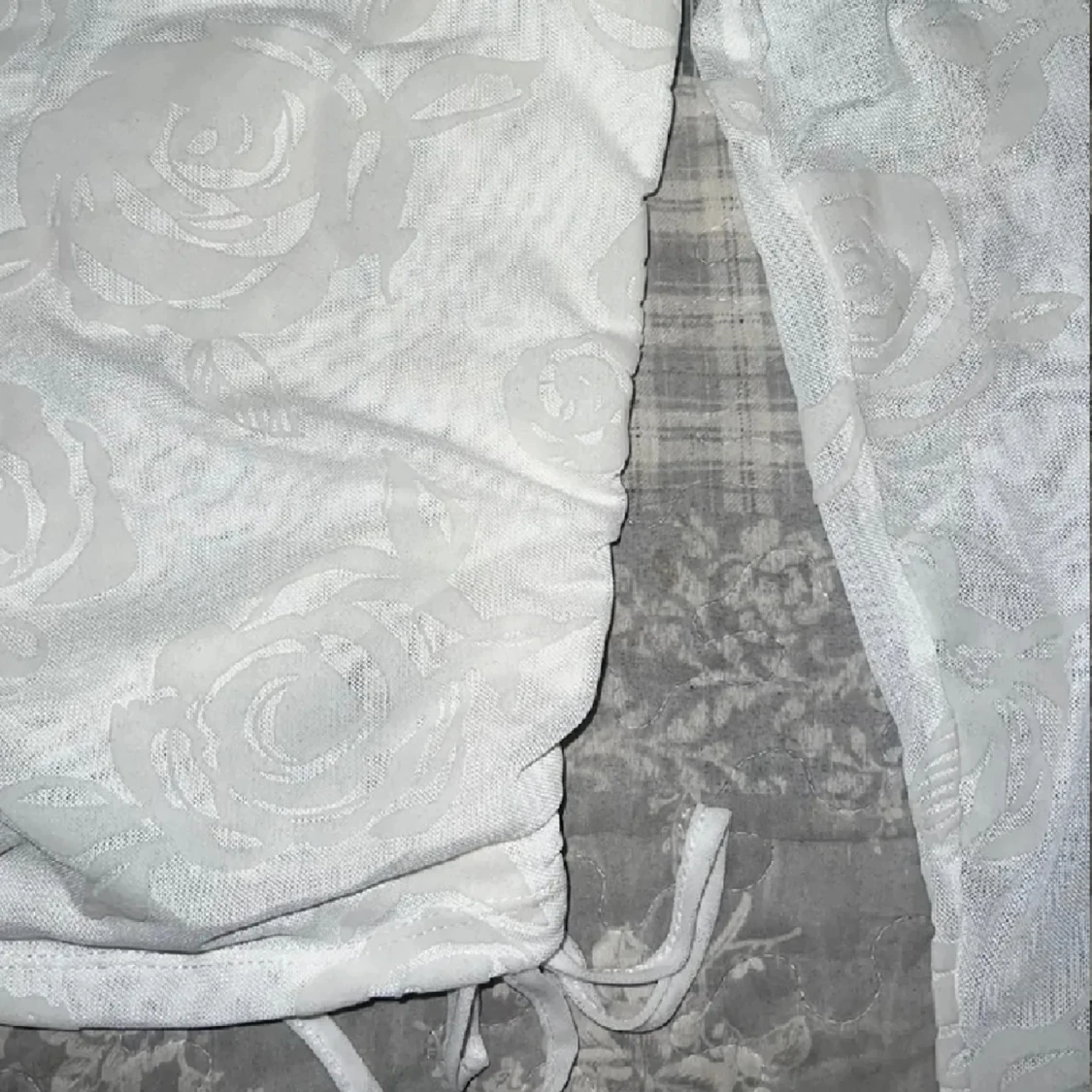 Vit långärmad topp med blommönster - 1