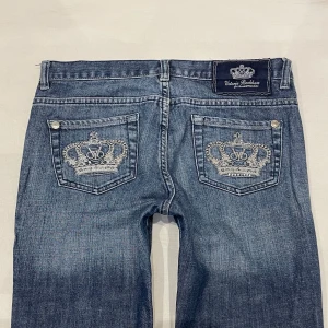 Lågmidjade slim jeans från Victoria Beckham🤩 - Midja 40 cm rakt över, gren 21 cm, innerben 79 cm o benslut 20,5 cm rakt över💕Jae 169 o xs-s för referens. Märkta W29 men små i storleken, mer W26-27. Obs uppsydda av förra ägaren