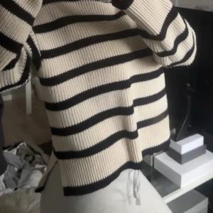 Y.A.S tröja  - Säljer då den inte kommer till användning. Tröjan har en  hög krage och slits nertill. Den har inga defekter eller slitage 💕