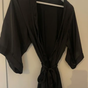 Siden rock  - Siden morgonrock från H&M. Inte använd. 