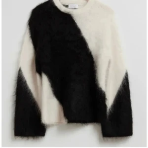 Mohair tröja Other Stories - Säljer denna mohair tröja från other stories i storlek xs. Knappt använd!