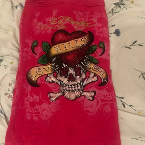 rosa tubtopp från Ed Hardy - snygg rosa tub top från ed hardy som sitter jättefint på! säljer då den tyvärr inte kommer till användning längre!💕