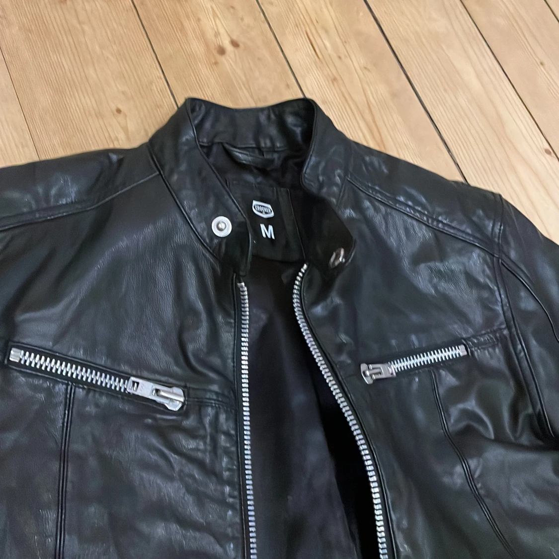 Svart skinnjacka med dragkedjor - 2