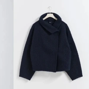 Mörkblå teddyjacka - säljer denna slutsålda jackan från gina. aldrig använd med prislappen på