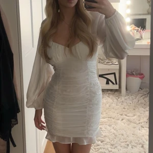 Student klänning bubbleroom - Jättefin studentklänning från dubbleroom. Aldrig använd då jag hade en annna på studenten 💓 strl s/36. 