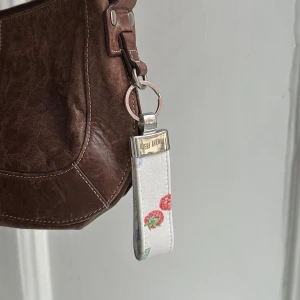 Keychain Djerf Avenue Summer Berries - Nyckelring från Djerf Avenue. Aldrig använd. Även fin att hänga på väskan! 🍓
