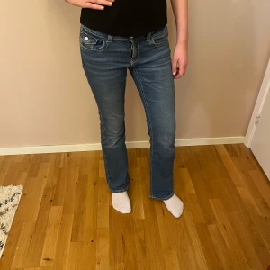 Low waist bootcut jeans Ginatricot - Säljer dessa super snygga lågmidjade bootcut jeans från Ginatricot!😍 Säljer pga att de börjar bli för små/tajta i midjan och används därför inte. 💛Midjemått rakt över:34 midjehöjd:21 innerbenslängd:78💕hör av dig vid frågor!