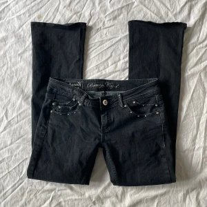 Lågmidjade jeans - Bra skick! Lite urtvättade (materialet tunnare) Mått: midjemått rakt över 38-43(stretch) grenhöjd 18 benöppning 20 innerbenslängd 72cm, passar någon runt 160-165💗