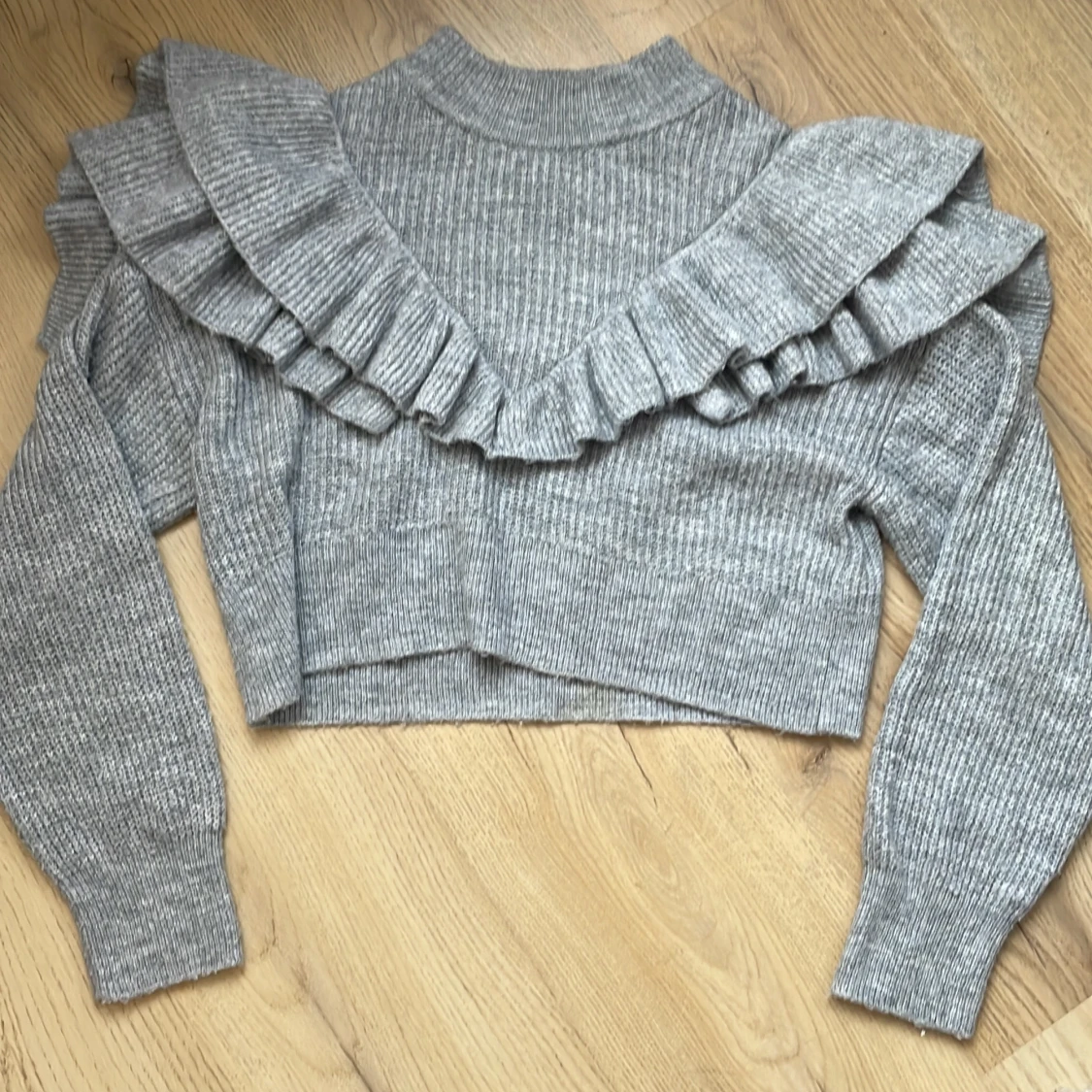 Grå stickad tröja från Gina Tricot - 1