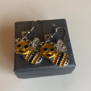 Bi örhängen med strass 🐝 - Charmiga örhängen i form av bin med glittrande strassdetaljer. Köpte för 150 tror jag men säljer för 60kr 🐝
