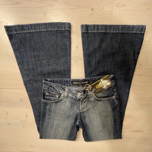 Lågmidjade bootcut jeans - Midjemåttet 37. Innerbenslängd 77. Grenmått 17. Hon på bilden är 163💗