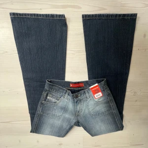 Lågmidjade bootcut jeans - Midjemåttet 35. Innerbenslängd 81. Grenmått 18. Hon på bilden är 163💗