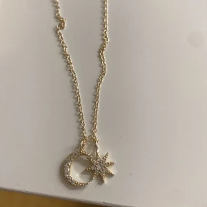 Guldhalsband med måne och stjärna - En jätte fin silver halsband helt ny oanvänd ❤️