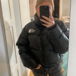 The North Face jacka - Croppad The North Face jacka i svart, sparsamt använd