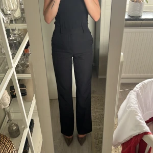 Svarta kostymbyxor - Dam - Raka svarta kostymbyxor från Bik Bok. Väldigt gott skick. Stl 34. Normal i storleken. Inga skavanker.