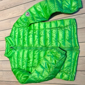 Grön Moncler jacka - Moncler jacka i nyskick säljes.  Inköpt i Kina Färg: limegrön Storlek: 4, passar stl 36-40 Pris: 500kr