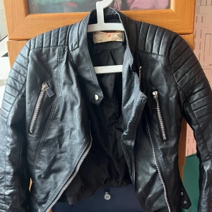 Skinnjacka - Skinnjacka som jag köpte från plick från en annan säljer då den inte är längre till användning vid fler frågor skriv!