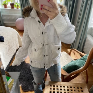 Vit jacka med päls - Supersnygg vit jacka med päls! Jag har vanligtvis xs för referens🩷