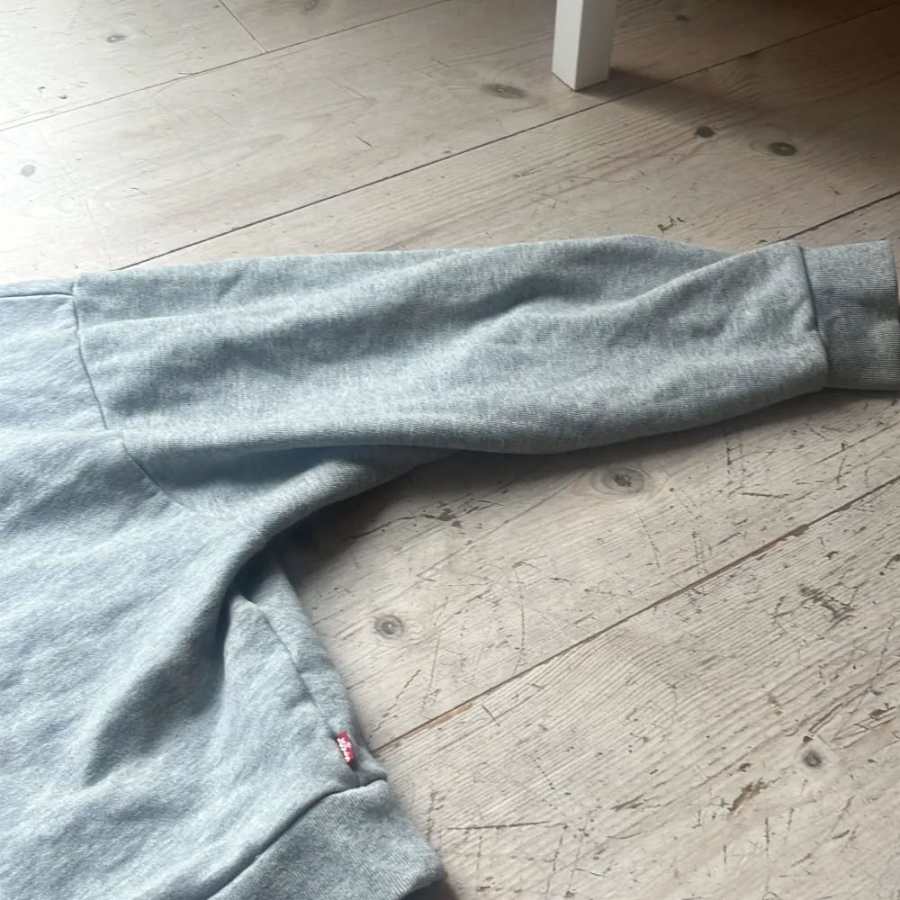 Cool collagetröja från Levis med tryck på. Storlek s men passar xs också! Toppenskick, inga defekter. Hör av dig vid frågor eller för fler/bättre bilder! 💕. Neuletakit & Villapaidat.