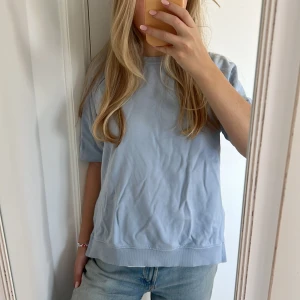 Kortärmad sweatshirt - Supersnygg, skulle bara behöva strykas!😅☀️☀️