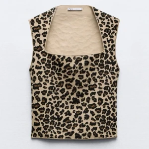 Leopard topp - Säljer nu en jättefin eftertraktad leopard topp i nyskick då den inte kommer till användning. Storlek M men passar mer S skulle jag påstå💗