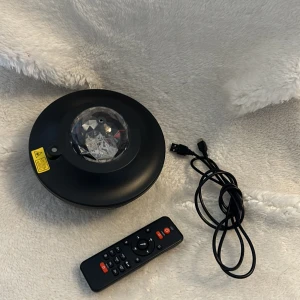 Stjärnprojektor - Projektorn strålar ut stjärnor på taket och det finns flera olika färger. Det finns olika funktioner där man bland annat kan få stjärnorna att röra sig eller stå stilla. Bluetooth finns i så man kan lyssna på musik samt att man kan sänka/höja ljuset.