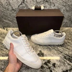 Valentino flycrew - Nu finns ett par sköna Flycrews inne i ett mycket fint skick! Smått creasade och endast tappat ett par nitar som går att köpa billigt! Låda och extra skosnören ingår, tveka inte att höra av dig vid funderingar!😎