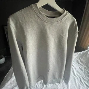 J.Lindeberg tröja  - Mycket bra skick. Jag har typ aldrig använt den. Storlek S, Ny pris 1400