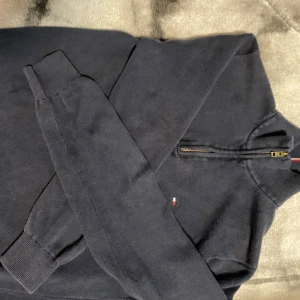 Tommy Hilfiger quarter zip - Säljer nu min Tommy hilfiger tröja, bra skick 