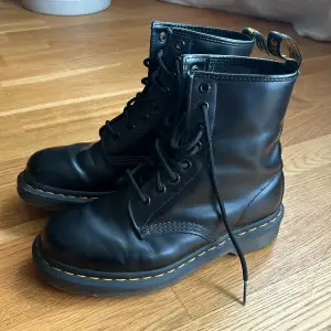 Säljer ett par klassiska Dr Martens kängor i stl 37 (stora i stl) använda endast ett par gånger. Fint skick!