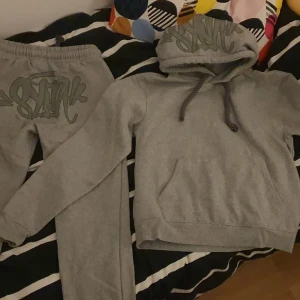 Syna world  - Storlek S/M passar perfekt på båda! En perfekt dress för kallt väder med skönt material. Priset kan diskuteras. Vid snabb affär 