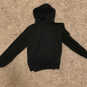 Svart hoodie  - Använd fåtal gånger i gott skick, säljer pga bred passform💕
