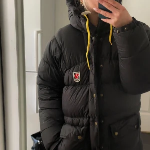 Fjällräven jacka - Säljer min fjällräven jacka då den inte kommer till användning. Super bekväm! Den är i bra skick. Dock blivit två små hål bak längst ned (se sista bilden). Stor i storleken så skulle säga att den passar en stolek S. Jag bär oftast xs för referens.🥰🥰