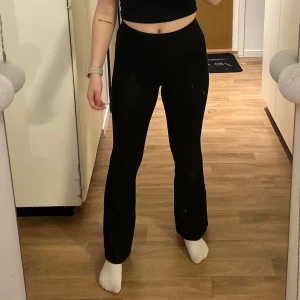 Tights - Bootcut tights från Gina tricot i stretchigt och skönt material☺️ Lite noppiga men ändå i okej skick💗