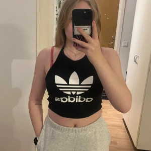Adidaslinne - Fint linne från Adidas i fint skick, knappt använt☺️