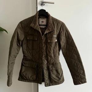 Lexington jacka  - Säljer en helt oanvänd lexington jackan. Är i väldigt fint skick. 