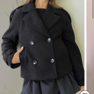 Svart kappa - Svart kappa från Nelly. Köpt för 799 och har aldrig använt.