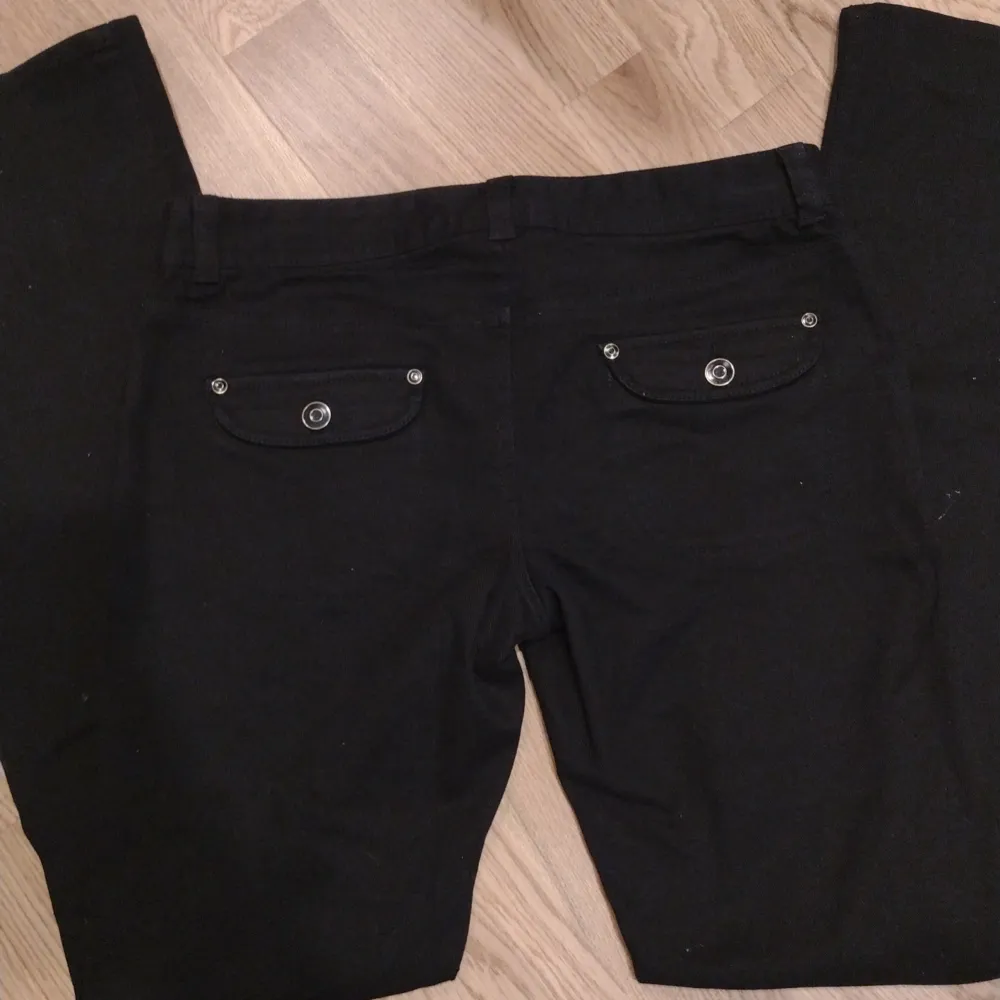 💕Säljer dessa fina svarta jeans med fickor på fram- och baksidan, pga att de är för små. Säljer för 150 kr kan eventuelt gå ned I  pris. Klicka på köp nu funktionen!💕. Jeans & Byxor.