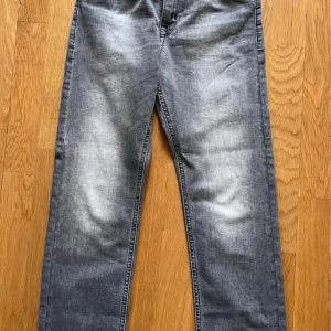 Replay jeans storlek 150 - Replay jeans  Modell thad  Färg grå  Storlek 150 Aldrig använda Skick 10/10  