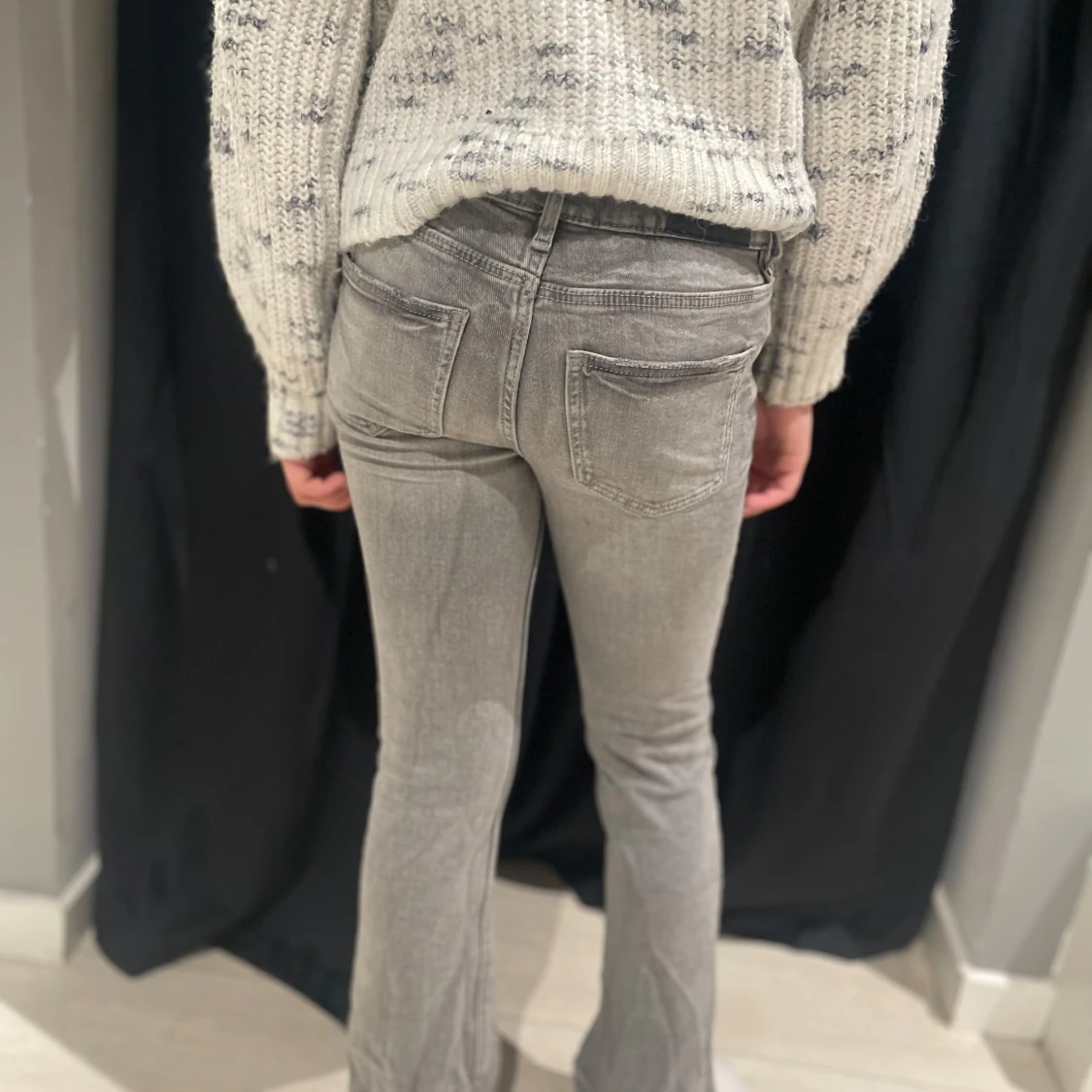 Gråa flared jeans - 90