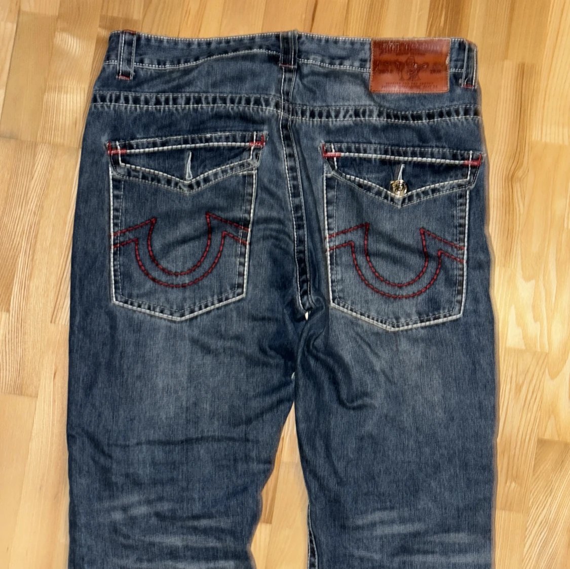 Blå Trueys med röd söm