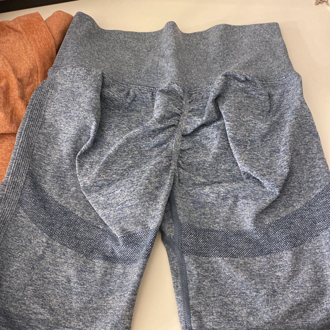 Två par mjukisbyxor i orange och blå - 91