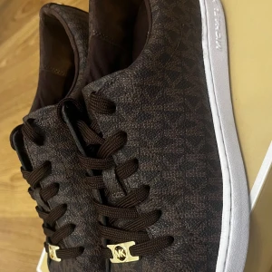 Skor / lågskor / sneakers  - Skor från Michael Kors Brun Storlek 38  Köpta för 1800kr på Boozt Endast använda 2-3 gånger Väldigt fräscha och nästan som nya