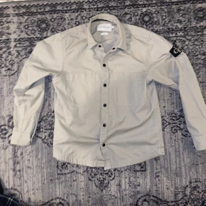 calvin klein overshirt - calvin klein overshirt. storlek M. nyskick. använd ett fåtal gånger. original pris 1200kr fint material. passformen är utmärkt 