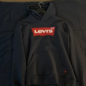 Levis hoddie  - Säljer denna hoddie för den ej passar är i väldigt bra skick kan gå ner i pris 