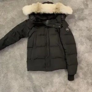 Säljer nu min Canada goose jacka black label, då den va för liten för mig, jag köpte den för 2900, jag har aldrig använt den bara testat! Priset är inte hugget i sten så hör av er för mer frågor osv! 