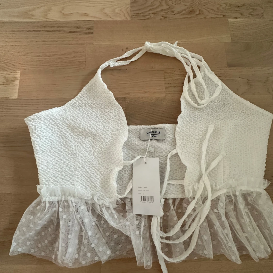 Vit topp med spetsdetaljer från Chiquelle - 90