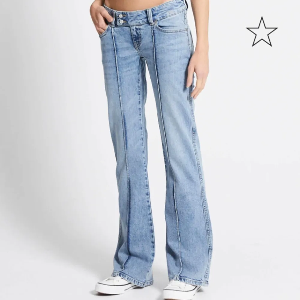 Snygga jeans från lager i super bra skick! Helt oanvända! Säljer endast för att dom är lite för små så dom kommer ej till användning.Ny pris:400kr o jag säljer för 200!. Jeans & Byxor.